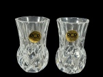 CRISTAIS, par (2) de pequenos vasos confeccionados em cristal translucido da manufatura ROYAL CRISTAL ROCK, lapidado por palmas e losangos em baixo relevo, acondicionados em caixa original com desgastes, medindo 7,5x4,5cm.