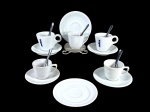 PORCELANA SCHMIDT, lote com cinco (5) xícaras para café com seus respectivos pires confeccionadas em porcelana na tonalidade branca, 2 com gravação da LAVAZZA e RESTAURANTE NAVEGADOR, acompanham colheres em inox, medindo 6x8,5x6cm e 5,5x7,5x6cm.