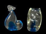ESCULTURAS, duas (2) esculturas em vidro de Murano da marca CÁ'DORE, translucidoc om faixa na tonalidade azul, sendo 1 galinha, medindo 8,5cm e 1 coruja (bicada), medindo 8cm.
