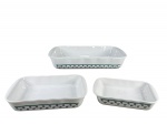 PORCELANA POZZANI, três (3) pirex confeccionados em porcelana refratária na tonalidade branca, decorado por guirlanda de folhagens na tonalidade azul e filete na cor verde, maior apresenta fios de cabelo, medindo 6,5x37x22cm, médio também com fio de cabelo, medindo 5x26x16,5cm e menor 4x21x16cm.