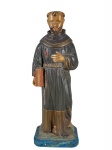ARTE SACRA, um (1) imaginário confeccionado em madeira entalhada a mão representando Santo Antônio, patina policromada, apresentando colado na base, medindo 28,5cm de altura.