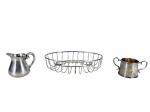 METAL PRATEADO, lote com três (3) peças confeccionadas em metal espessurado a prata, sendo: A) 1 rechaud para pirex oval, laterais gradeadas em vazados, suporte central para 2 fogareiros, medindo 28x19cm, B) 1 açucareiro sem tampa da manufatura FARTISAN, medindo 7,5x14x7,5cm e C) WOLFF, 1 leiteira, medindo 10x12x6cm.