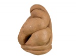 ARTE POPULAR, uma (1) escultura abstrata confeccionada em barro cozido, medindo 19cm de altura.