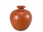 ARTE POPULAR, um (1) vaso bojudo confeccionado em barro cozido, medindo 15,5cm de altura.