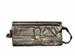 ACESSÓRIO FEMININO, uma (1) bolsa clutch reversível para de ombro confeccionada em couro na tonalidade marrom, 2 bolsos externos e interior em tecido acetinado e ferragens em metal dourado com falhas na douração, apresentando sinais de fungos, marcas de uso, medindo 17x35cm.