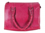 ACESSÓRIO FEMININO, uma (1) bolsa da manufatura SOULIER, confeccionada em couro na tonalidade vermelha, ferragens em metal prateado, interior em tecido preto com decoração policromada e 2 divisórias, medindo 27x29,5cm, apresenta leves desgastes no couro.