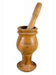 DIVERSOS, um (1) pilão confeccionado em madeira torneada, inscrição no corpo LEMBRANÇA DA BAHIA, acompanha soquete, medindo 19x9cm, pequena fissura na base.