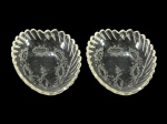 Cristallerie Saint Louis, par (2) de petisqueiras confeccionadas em cristal francês translucido, lapidado por frisos torcidos e elementos vegetalistas em baixo relevo, 1 bicada na borda, medindo 4x13,5x12cm. (Saint-Louis-lès-Bitche, Lorraine, França, 1586).