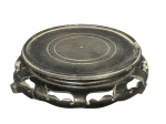DIVERSOS, uma (1) peanha circular confeccionada em madeira, entalhes vazados, verniz escuro, apresentando bicado na borda e restauro no pé, medindo 6x26x20cm.