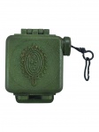 MILITARIA, um (1) acessório militar em material rígido na tonalidade verde, com brasão em relevo na tampa e cordão lateral com presilha, tratando-se de retentor/acessório elástico de fixação para armamento, medindo 8x6,5cm.
