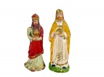 ARTE SACRA, duas (2) imagens religiosas confeccionadas em terracota com patina policromada, representando figuras sacras em vestes coloridas, sendo uma delas portando objeto nas mãos e a outra segurando pequeno animal, medindo 9cm e 8cm, maior com bicados.