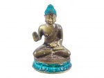 ESCULTURA, uma (1) escultura confeccionada em bronze representando Buda sentado, com adornos patinados na tonalidade verde, medindo 6cm de altura.