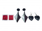 BIJUTERIAS, lote com três (3) pares de brincos de pressão de modelos, tamanhos e decorações distintas confeccionados em materiais sintéticos, maior medindo 11cm e menor 3,5x3cm.