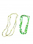 BIJUTERIAS, dois (2) colares, sendo: A) 1 com contas ovais em ágata na tonalidade verde, fecho tipo boia necessitando reparo, ausência de 1 conta, medindo 120cm de comprimento e B) 1 com contas em missangas e pedrarias sintéticas na tonalidade verde, medindo 70cm de comprimento.