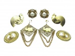 BIJUTERIAS, lote com quatro (4) pares de brincos de pressão confeccionados em metal dourado de modelos, tamanhos e decorações distintas, apresentam sinais de uso, maior medindo 11x5,5cm e menor 4cm.