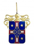 MEDALHA, uma (1) insígnia com brasão de armas da Diocese de Camaçari, Bahia, confeccionada em metal esmaltado, com decoração policromada nas tonalidades azul, vermelho, branco e dourado, apresentando monograma central, estrelas, elmo e ornamentos laterais, medindo 5,5x5cm.