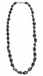 BIJUTERIA, um (1) colar com contas de HEMATITA de formatos distintos e fecho tipo rosca em metal prateado, medindo 50cm de comprimento.