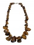 BIJUTERIA, um (1) colar com contas em cascalhos de OLHO DE TIGRE de tamanhos distintos com fecho tipo rosca em metal prateado, medindo 48cm de comprimento.