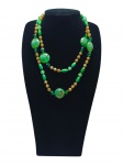 BIJUTERIA, um (1) grande colar com contas confeccionadas em vidro de Murano verde com pó de ouro, cristais facetados, missangas sintéticas na tonalidade verde e imitando pérola com falhas, fecho tipo rosca em metal prateado, medindo 87,5cm de comprimento. 