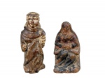 ARTE SACRA, duas (2) pequenas imagens confeccionadas em madeira entalhada a mão, sendo: A) 1 representando Santo Antônio, argola de metal na parte traseira, medindo 6cm, vestígios de patina e B) 1 representando Santana Mestra, medindo 5cm.