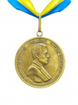 MEDALHA, uma (1) medalha comemorativa confeccionada em bronze, comemorando Primeiro Centenário da Fundação Educacional Machado Sobrinho, verso com brasão heráldico, fita na tonalidade amarela e azul, medalha medindo 6cm.