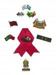 COLECIONISMO, lote com nove (9) pins/barrete de modelos, tamanhos, decorações distintas, confeccionadas em metal esmaltado, destaque as peças alusivas às bandeiras do Brasil, Japão, China, Estados Unidos e Reino Unido e etc..., maior peça medindo 2,5x3,5cm e menor 1,5x2cm.