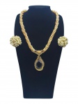 BIJUTERIAS, lote com três (3) peças, sendo: A) 1 colar torsaide com contas sintéticas imitando pérolas, pingente em metal dourado com incrustação de cristal preto e translúcidos em facetas (ausência de algumas pedras), fecho tipo lagosta, apresentando falhas na douração, medindo 52,5cm de comprimento e B) 1 par de brincos de pressão em metal dourado com falhas na douração e missangas imitando pérola com falhas, medindo 3,5cm.