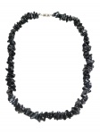BIJUTERIA, um (1) colar com contas em cascalhos de HEMATITA e fecho tipo rosca em metal prateado, medindo 50cm de comprimento.