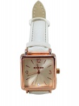 RELÓGIO, um (1) relógio de pulso Ropier (marca de relógios de uso comercial, com produção voltada a modelos de pulso de estilo clássico e cotidiano), caixa quadrada em metal dourado rosé, mostrador champagne com numeração parcial e marcadores em barras, pulseira em couro sintético na tonalidade branca. Peça não testada e sem garantia de funcionamento, caixa medindo 2,7x2,7cm.