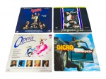 DISCOS, quatro (4) videodiscos LaserDisc, com capas ilustradas, sendo: A) filme Brain Donors; B) Eric Clapton and Friends  The Music Disc; C) Essential Opera, com doze seleções do repertório operístico; e D) Dicró  Duro na Queda. Não testados e sem garantia de funcionamento.