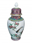 PORCELANA ORIENTAL, um (1) potiche confeccionado em porcelana na tonalidade branca, decorado por elementos florais, vegetalistas e pássaros em policromia, borda com faixas na tonalidade rosa, verde e amarelo, apresenta colado na borda e na pega da tampa, inscrições na lateral, vide foto e fundo com selo vermelho, medindo 40x10cm, apresenta falhas na pintura.