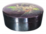 DIVERSOS, uma (1) caixa porta joias oval confeccionada em madeira laqueada na tonalidade preta, decorada por paisagem oriental com pagodes, montanhas, arvoredos em policromia, medindo 7x15,5x11cm. Pequenas falhas na laqueação.