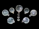 LUSTRES, sete (7) pingentes bolas para montagem ou reposição de lustres, confeccionadas em cristal translucido lapidado em facetas, alguns com pequenos bicados, maior medindo 7cm e menor 5cm.