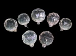 LUSTRES, sete (7) pingentes bolas para montagem ou reposição de lustres, confeccionadas em cristal translucido lapidado em facetas, alguns com pequenos bicados, medindo 7cm e 6,5cm.