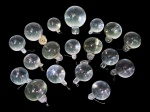 LUSTRES, dezoito (18) pingentes bolas para montagem ou reposição de lustres, confeccionadas em cristal translucido, alguns com pequenos bicados, maior medindo 6cm e menor 4cm.
