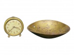 RELÓGIO e BRONZE, lote com duas (2) peças, sendo: A) 1 relógio despertador da manufatura DAYARD, caixa em metal dourado, mostrador dourado com algarismos arábicos, visor em acrílico adaptado, não testado e sem garantia de funcionamento, medindo 7x6cm e B) 1 bowl confeccionado em bronze, apresenta sinais de oxidação, medindo 3,5x13,5x11,5cm.