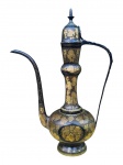 BRONZE INDIANO, um (1) grande bule indiano confeccionado em bronze com pintura preta, ricamente cinzelado por flores, folhagens e frisos em douração, corpo bojudo e pega da tampa no feitio e bilro, bico apresenta sinais de restauro, leves falhas na pintura e pontos de oxidação, medindo 50x36x15cm.