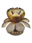 METAL DOURADO, um (1) castiçal confeccionado em metal dourado representando flor de lótus, base cônica com haste torneada, apresenta pontos de oxidação, medindo 20x26cm. Necessita aperto na estrutura e leves mossas.