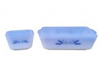 COLOREX, lote com dois (2) pirex confeccionados em vidro opalinado na tonalidade branca, decorado por trigais e folhagens na tonaliade azul, maior medindo 6,5x24x17cm e menor 6,5x11x7,5cm. Leves bicados na borda.