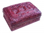 DIVERSOS, uma (1) caixa porta joias confeccionada em metal laqueado na tonalidade vermelha, entalhes florais, vegetalistas, gregas e tampa com figuras orientais, interior com desgastes, vide foto, medindo 6x14,5x10cm.