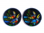 DIVERSOS, par (2) de pratos decorativos confeccionados em vidro pintado com decoração de tucanos em policromia com asas de borboleta e moldura em alumínio, medindo 24cm de diâmetro.