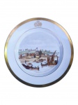 MARQUÊS DE TAUBATÉ, um (1) prato decorativo confeccionado em porcelana francesa, estilo e época Carlos X, pertencente ao serviço de Luís de Saldanha da Gama Melo e Torres Guedes de Brito, primeiro e único Marquês de Taubaté. Apresenta larga borda dourada, brasão de armas do titular na aba e decoração central policromada representando paisagem litorânea brasileira, com fortificação, embarcação e figuras, inspirada nas obras dos artistas holandeses Frans Post e Albert Eckhout. França, século XIX, medindo 23,5cm de diâmetro. Falhas na douração.