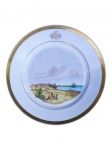 MARQUÊS DE TAUBATÉ, um (1) prato decorativo confeccionado em porcelana francesa, estilo e época Carlos X, pertencente ao serviço de Luís de Saldanha da Gama Melo e Torres Guedes de Brito, primeiro e único Marquês de Taubaté. Apresenta larga borda dourada, brasão de armas do titular na aba e decoração central policromada representando paisagem litorânea brasileira, com fortificação, embarcação e figuras, inspirada nas obras dos artistas holandeses Frans Post e Albert Eckhout. França, século XIX, medindo 23,5cm de diâmetro. Falhas na douração do brasão.