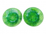 VIDROS, par (2) de pratos decorativos confeccionados em vidro prensado na tonalidade verde com moldagem de estrelas, losangos e bico de jaca e bordas em ondulações, medindo 20cm.