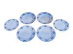 COLOREX, lote com seis (6) pratos, sendo: A) 2 pratos rasos, medindo 23,5cm, B) 2 fundos, medindo 23,5cm e C) 2 pratos para sobremesa, medindo 20,5cm, confeccionados em vidro opalinado na tonalidade branca, decorado por trigais e folhagens na tonaliade azul.