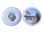 PORCELANAS, lote com dois (2) pratos decorativos confeccionados em porcelana na tonalidade branca, sendo: A) 1 decorado por alface, ovo e cebolas em policromia com filetes em tom verelho, medindo 24cm de diâm. e B) MAIAPORCE PORTUGAL, 1 decorado por cena campestre em policromia com falhas na pintura, inscrição RECORDAÇÃO DE PORTUGAL, vestígios de filete em ouro na borda, medindo 24cm.