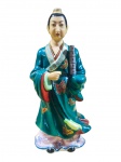 ESCULTURA ORIENTAL, uma (1) escultura confeccionada em porcelana oriental na tonalidade branca representando sábio chinês esmaltado em policromia com realces em ouro, decorado por borboletas com realces avermelhados, apresenta bicado no dedo e leves marcas do tempo, medindo 21cm de altura.