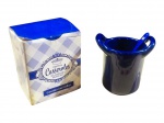 PETITES CASSAROLES, um (1) cocotte com sua respectiva colher, confeccionada em porcelana na tonalidade azul cobalto, colher apresenta pequena falha na esmaltagem e ínfimo bicado, acondicionados em caixa original, medindo 8x8x5,5cm.