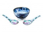 PORCELANAS e FAIANÇA ORIENTAIS, lote com três (3) peças, sendo: A) SOCIÉTÉ CÉRAMIQUE MAASTRICHT, 1 bowl confeccionado em faiança holandesa, vitrificada na tonalidade branca, linha Canton, com decoração policromada de inspiração chinesa, apresentando figuras, paisagens, flores e arabescos, com acabamento dourado nas bordas. Marca da manufatura no verso, de origem holandesa, produção estimadaPORCELANAS e FAIANÇA, lote com três (3) peças, sendo: A) SOCIÉTÉ CÉRAMIQUE MAASTRICHT, 1 b entre o final do século XIX e o início do século XX, medindo 8x12cm, fio de cabelo e sinais de craquele e B) 2 colheres para sopa orientais, decorada por gueixas e elementos florais em policromia ao gosto Familia Rosa, selo vermelho no verso, medindo 13,5cm de comprimento.