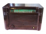 SOM, um (1) rádio da marca General Electric, modelo XM121, de origem americana, com gabinete em material sintético rígido na tonalidade marrom, design característico do estilo Art Déco, mostrador frontal com escala de sintonia e comandos manuais. Especificações: Rating D1, alimentação 105135 volts, AC/DC, 4060 ciclos, potência de 30 watts, faixa de sintonia de 5501700 kHz e frequência intermediária de 455 kHz. Número de série Nº 118333. Peça apresenta sinais de uso e marcas do tempo. Funcionamento não testado e sem garantia, medindo 15,5x24x14cm.